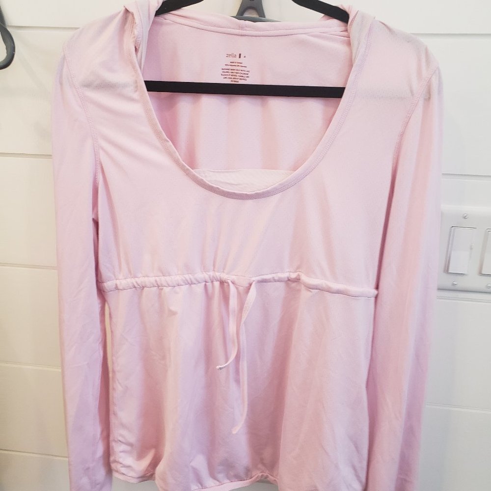 Long-sleeved, light pink exercise layer